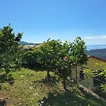 Hillside Haven - Sea View Retreat With Pool Access Hébergement de vacances *