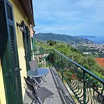Hébergement de vacances Hillside Haven - Sea View Retreat With Pool Access *