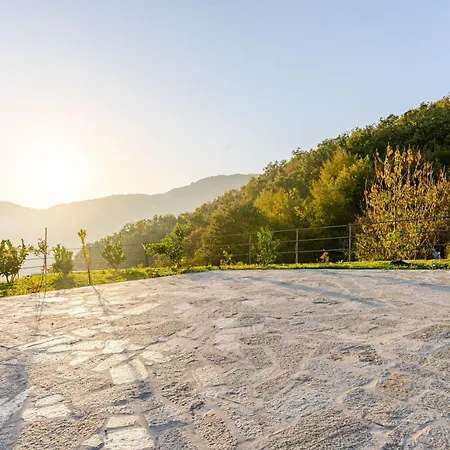 Hillside Haven - Sea View Retreat With Pool Access Hébergement de vacances *