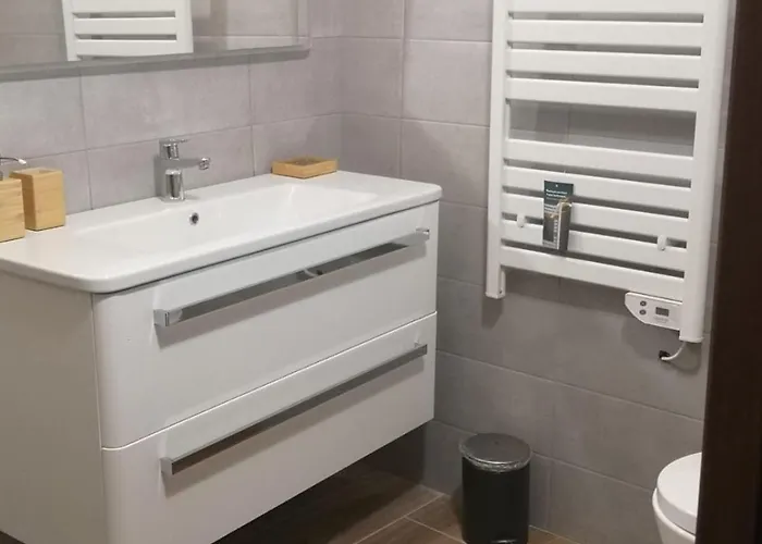 Hillside Haven - Sea View Retreat With Pool Access Feriehus *